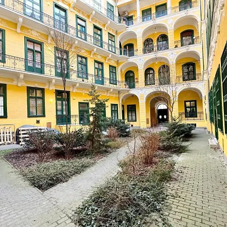 Apartmán R5 Patio 2 Bedrooms Free Parking *
