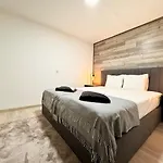 R5 Patio 2 Bedrooms Free Parking Апартаменты